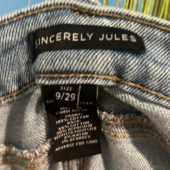 This is a beautiful pair of shorts. - Picture 3 of 4